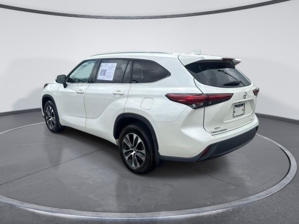 Used 2020 White Toyota XLE image 5