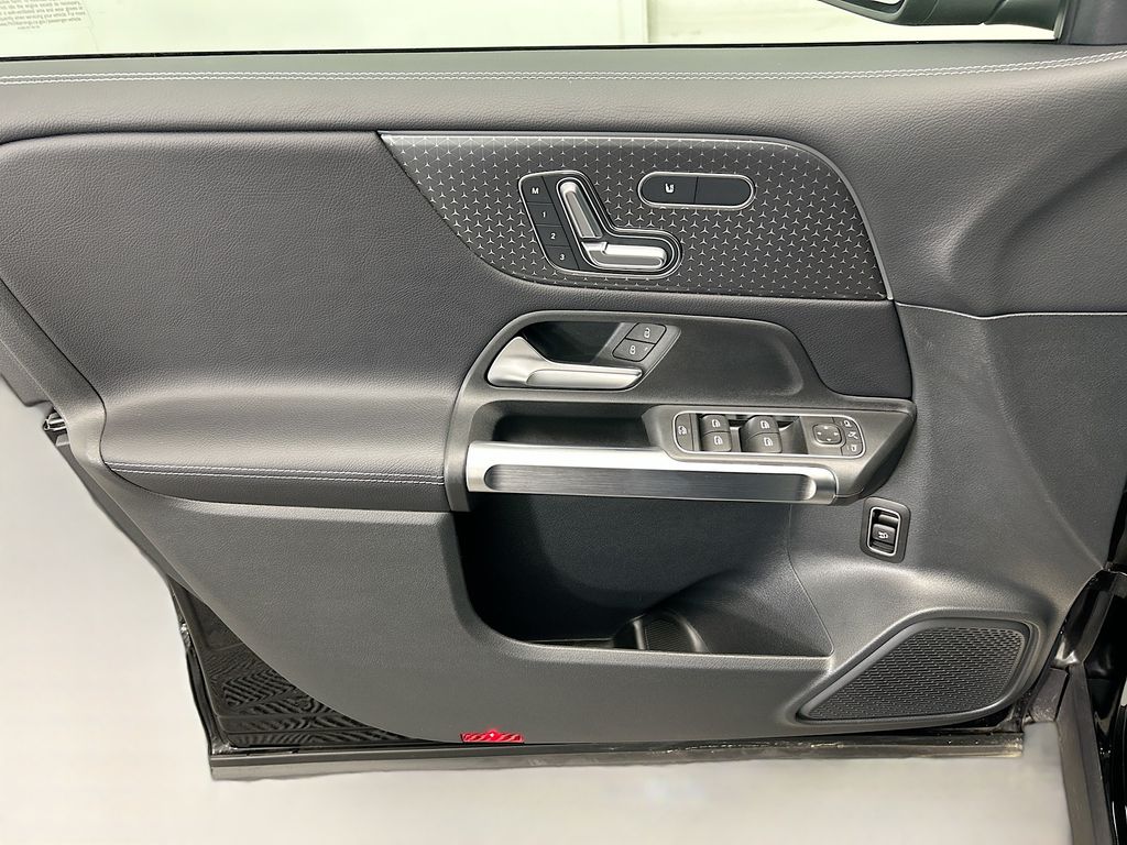 Thumbnail: 2025 Mercedes-Benz GLB - 22