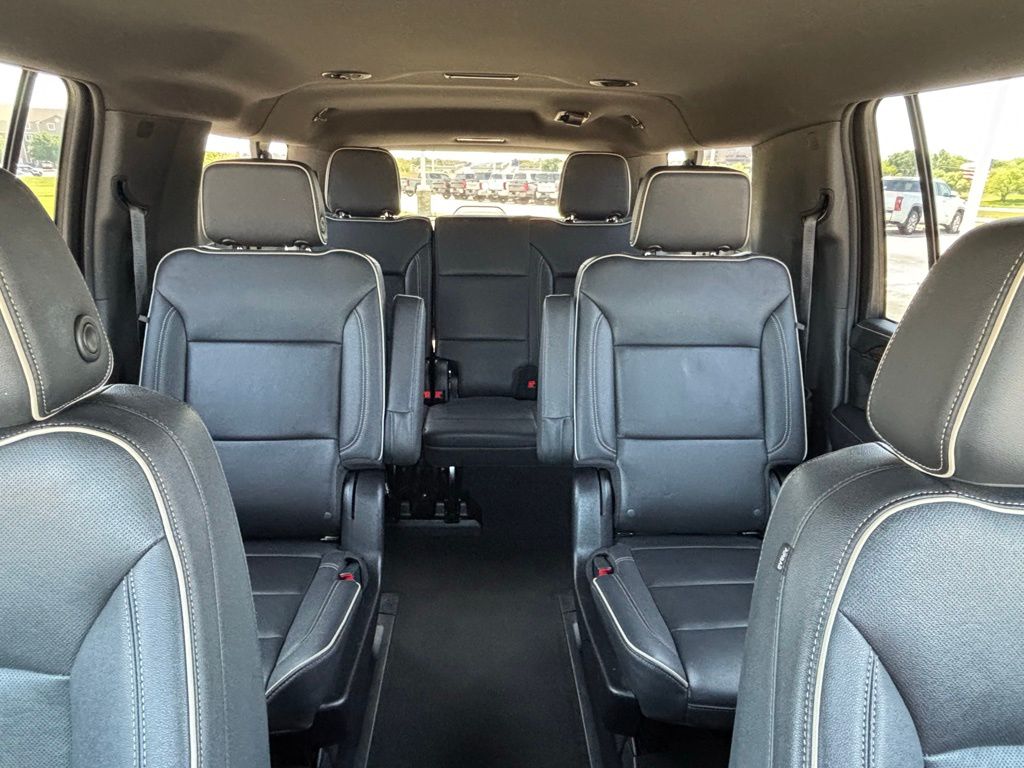 2023 Chevrolet Suburban Premier photo