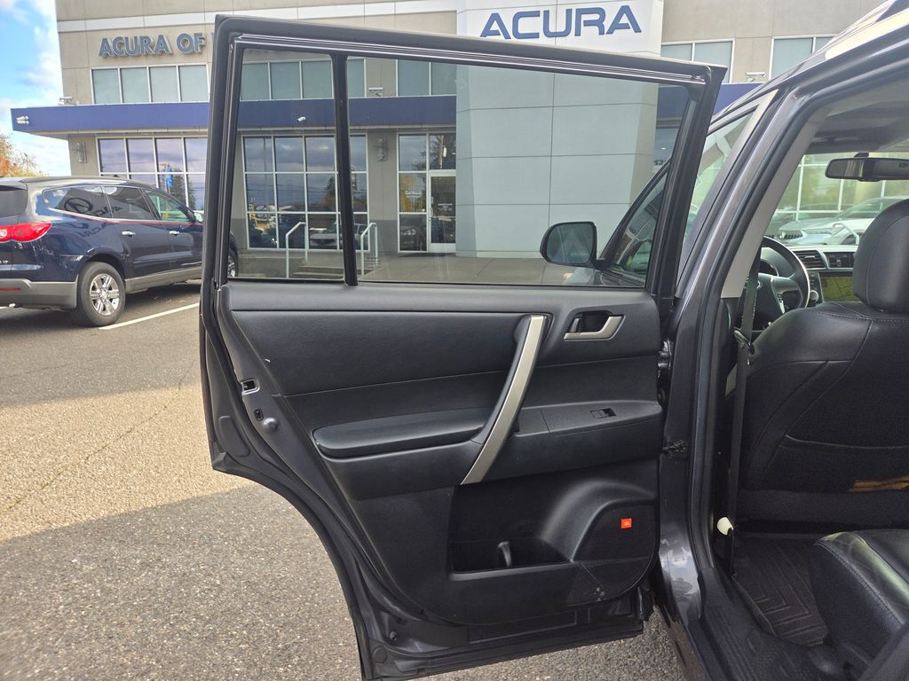 2011 Toyota Highlander SE