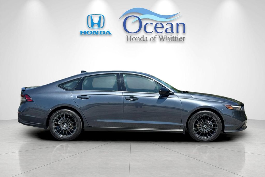 Used 2025 Meteorite Gray Metallic Honda SE image 3
