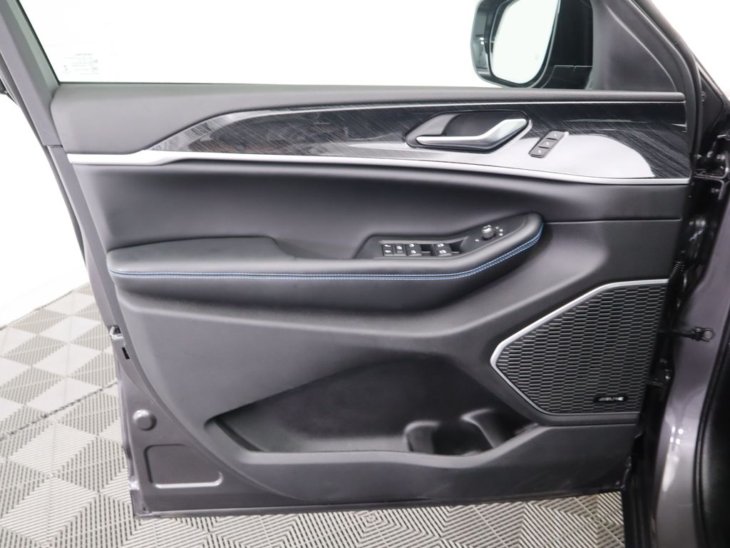 Thumbnail: 2022 Jeep Grand Cherokee - 25