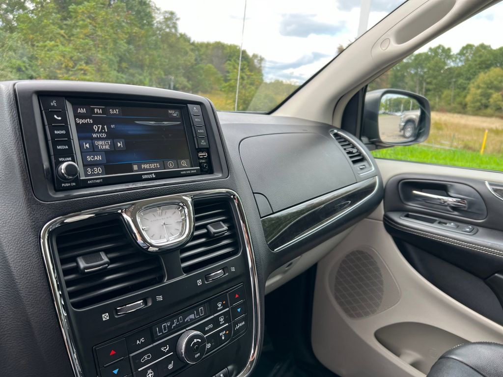 2014 Chrysler Town & Country Touring-L 24