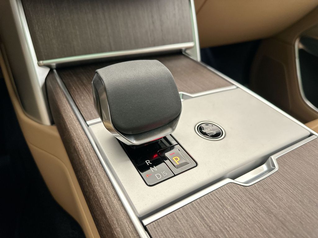 2025 Land Rover Range Rover SE 11