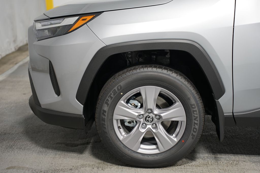 2025 Toyota RAV4 XLE 5