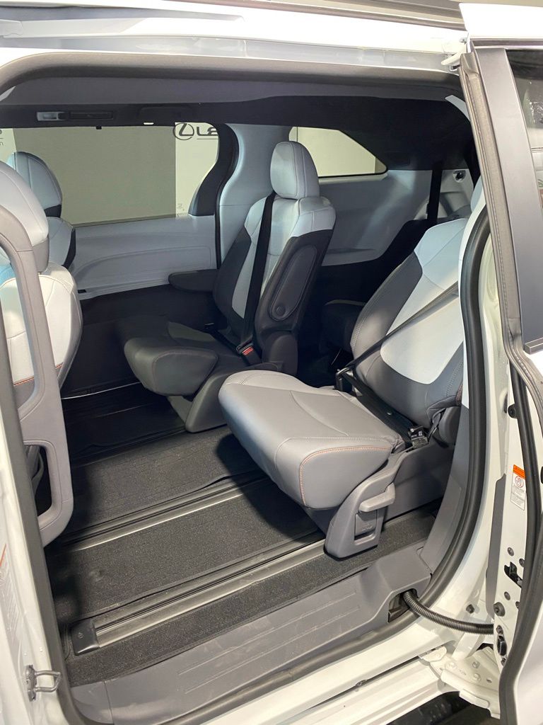 Thumbnail: 2026 Toyota Sienna - 31