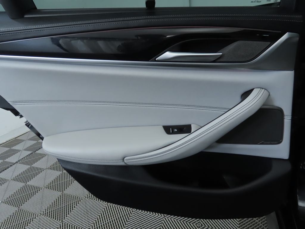 Thumbnail: 2022 BMW M5 - 27