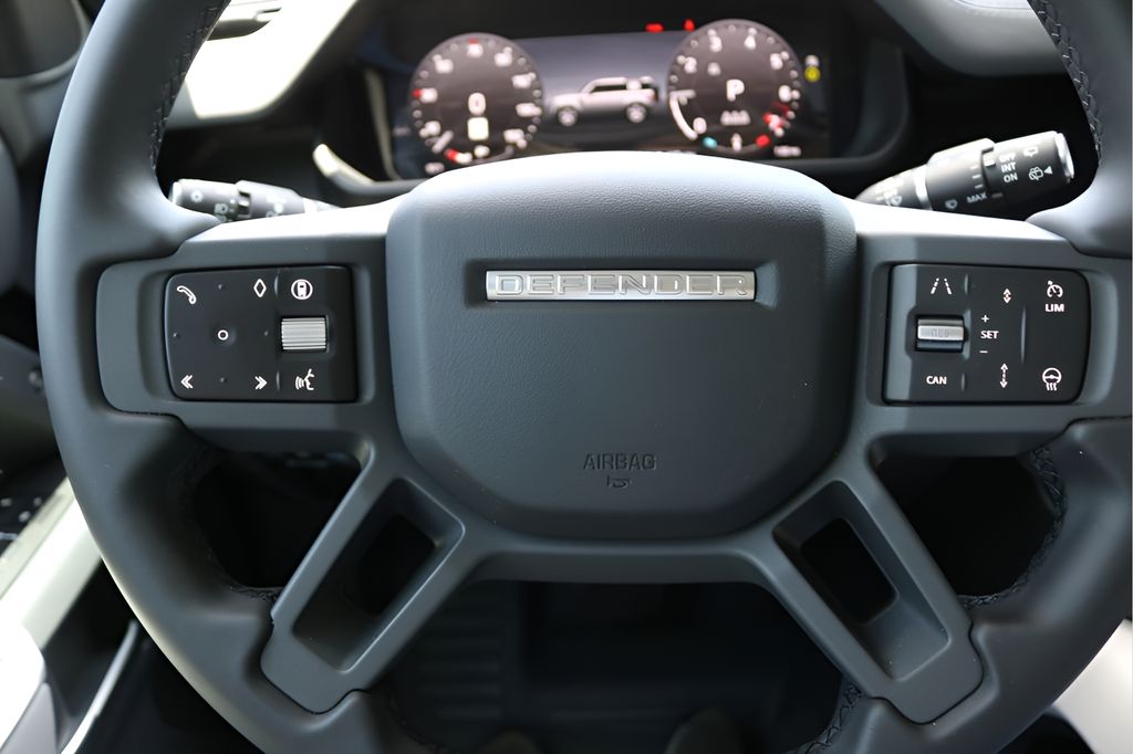 Used 2025  Land Rover X-Dynamic SE image 22