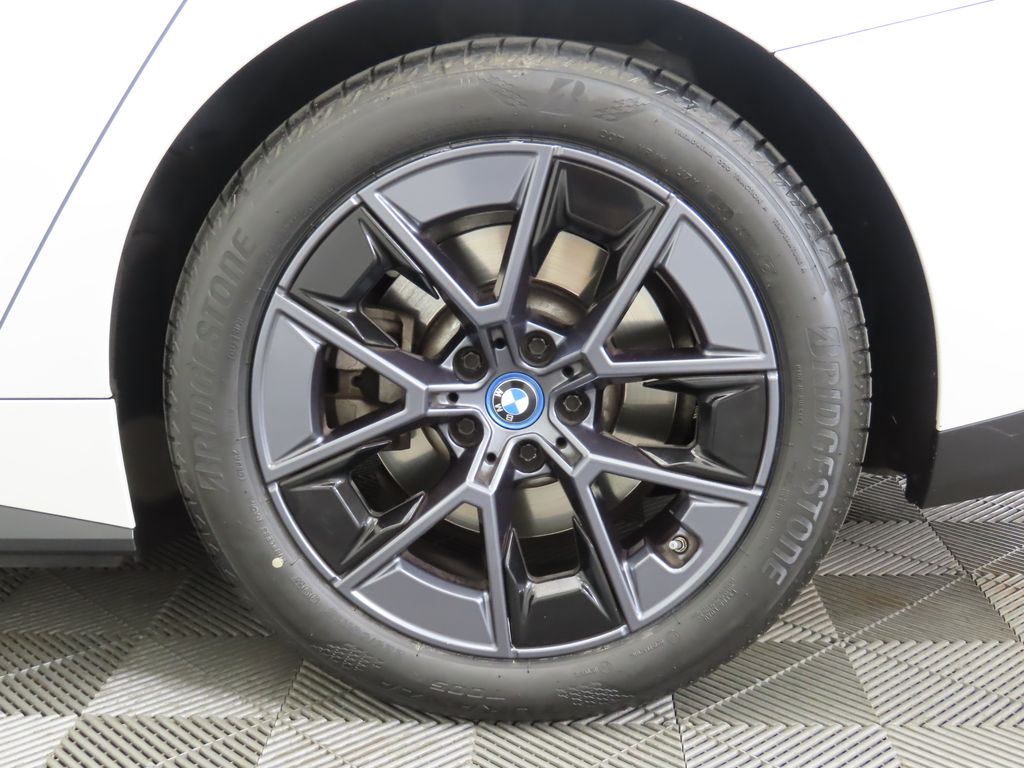 2022 BMW i4 eDrive40 32