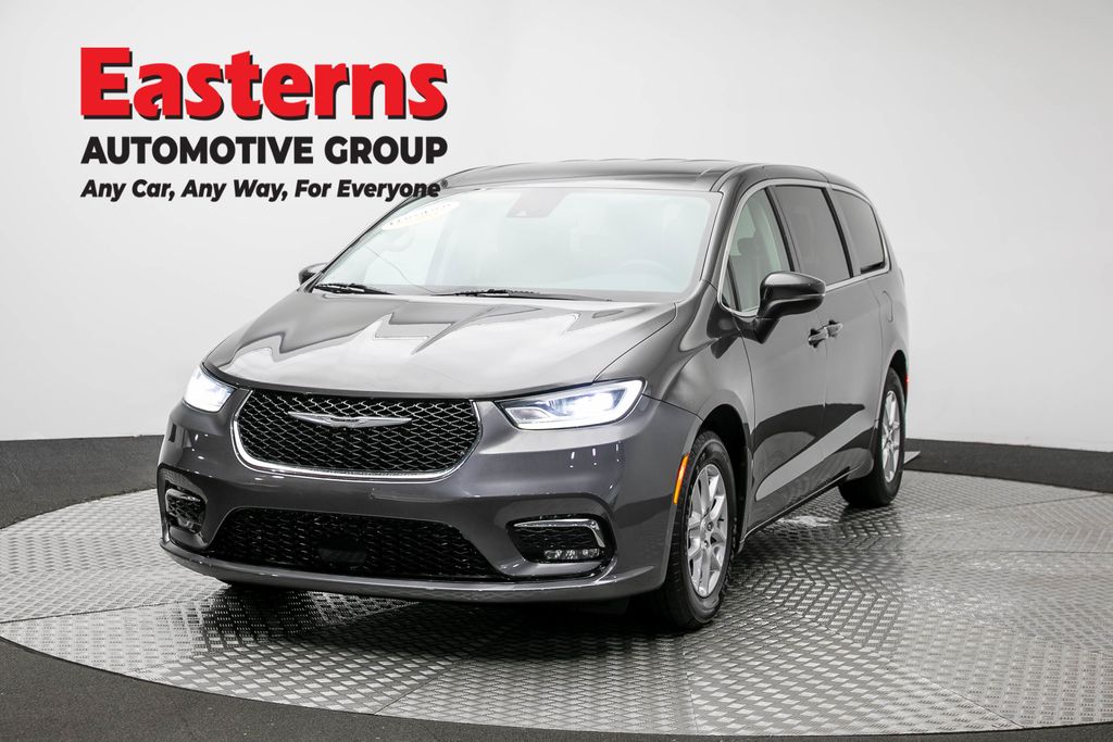 2023 Chrysler Pacifica Touring L's photo