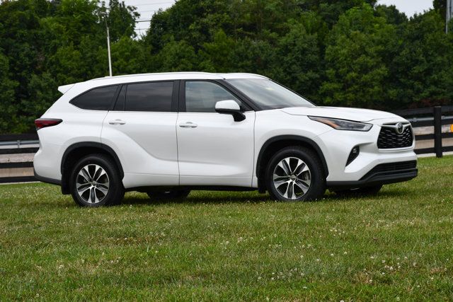 White (Wind Chill Pearl) 2025 Toyota Highlander SUV / Crossover All-Wheel Drive 8-Speed Automatic