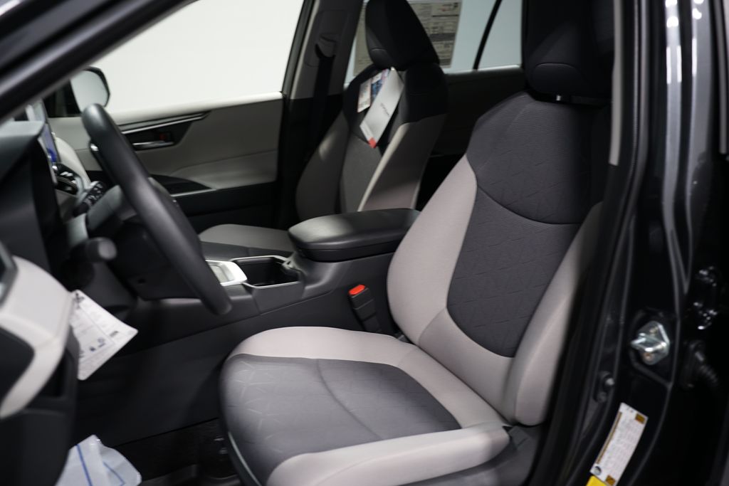 2025 Toyota RAV4 XLE 27