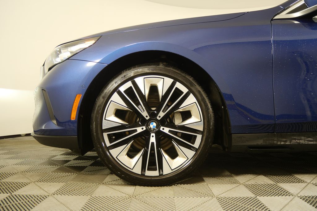 Thumbnail: 2025 BMW 5 Series - 7