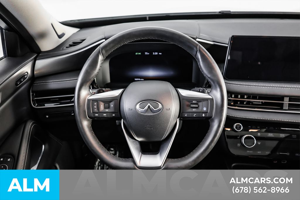 Used 2024 White INFINITI LUXE image 30
