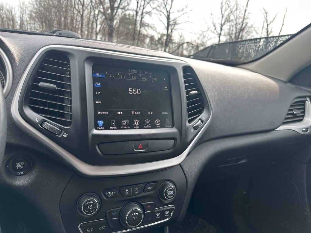 Used 2018 White Jeep Latitude Plus image 13