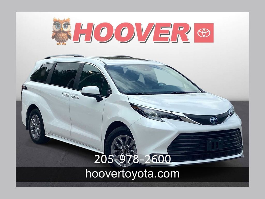 White (Wind Chill Pearl) 2025 Toyota Sienna XLE 7-Passenger FWD Minivan Front-Wheel Drive Continuously Variable Transmission