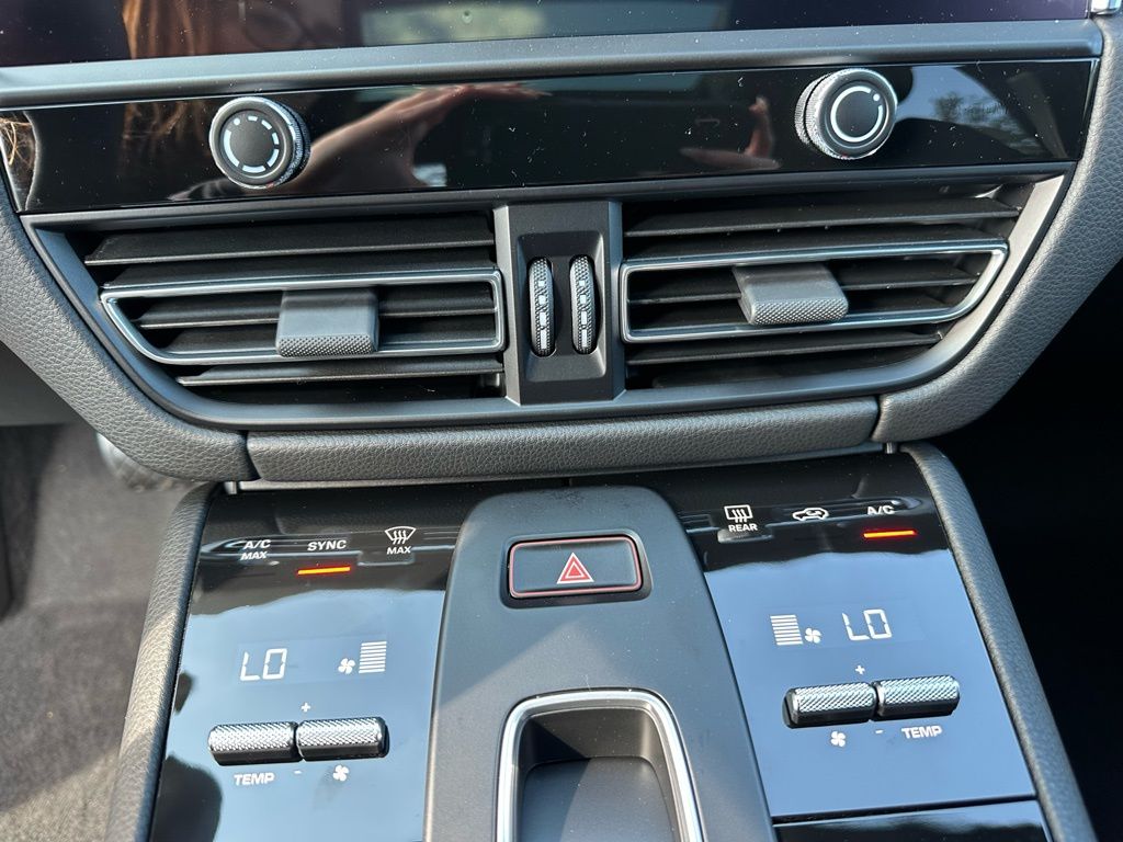 Thumbnail: 2026 Porsche Macan - 25