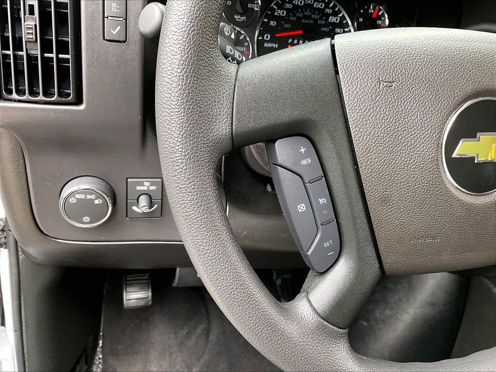 2025 Chevrolet Express 3500 — photo 22