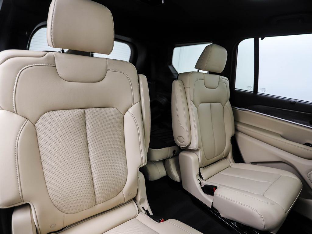 2023 Jeep Grand Cherokee L Limited Edition 27