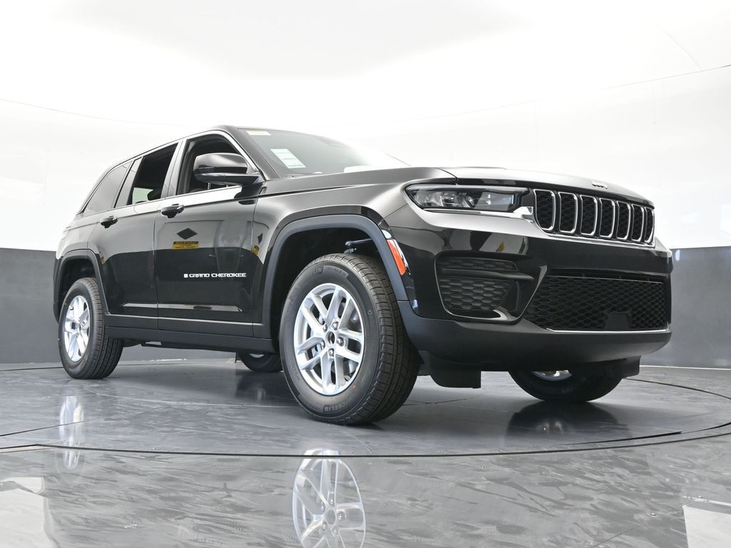 New 2026 Diamond Black Crystal Pearlcoat Jeep Laredo image 56