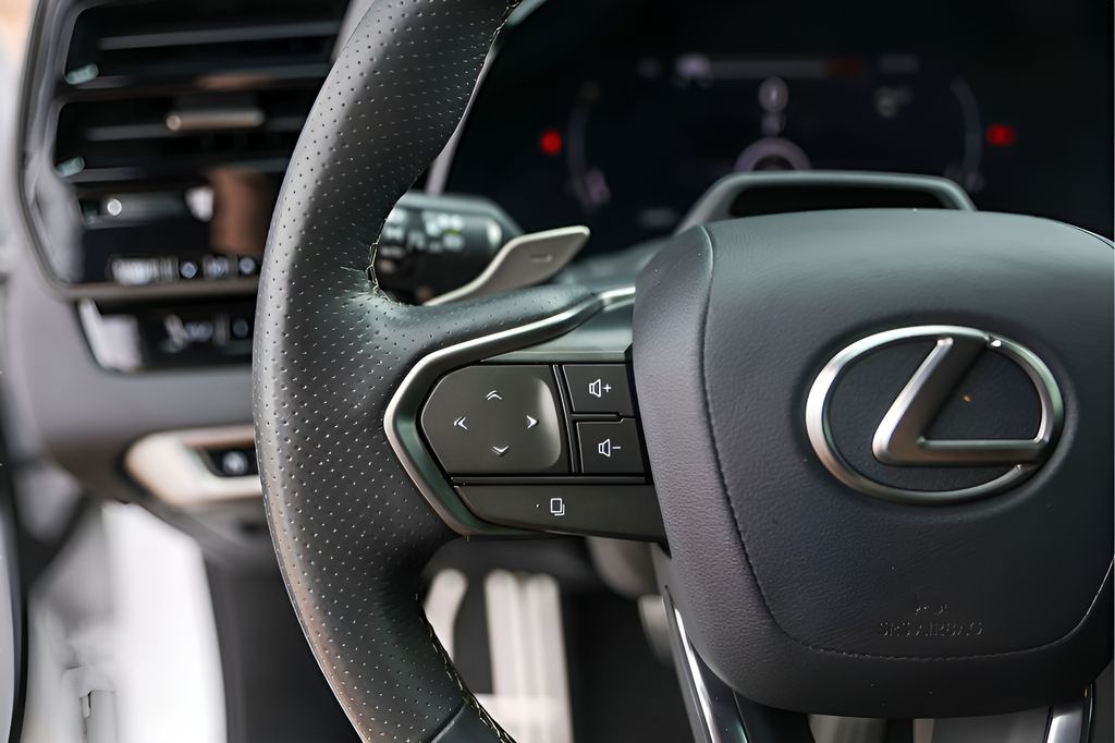 Used 2024 White Lexus 500h F SPORT Performance image 17