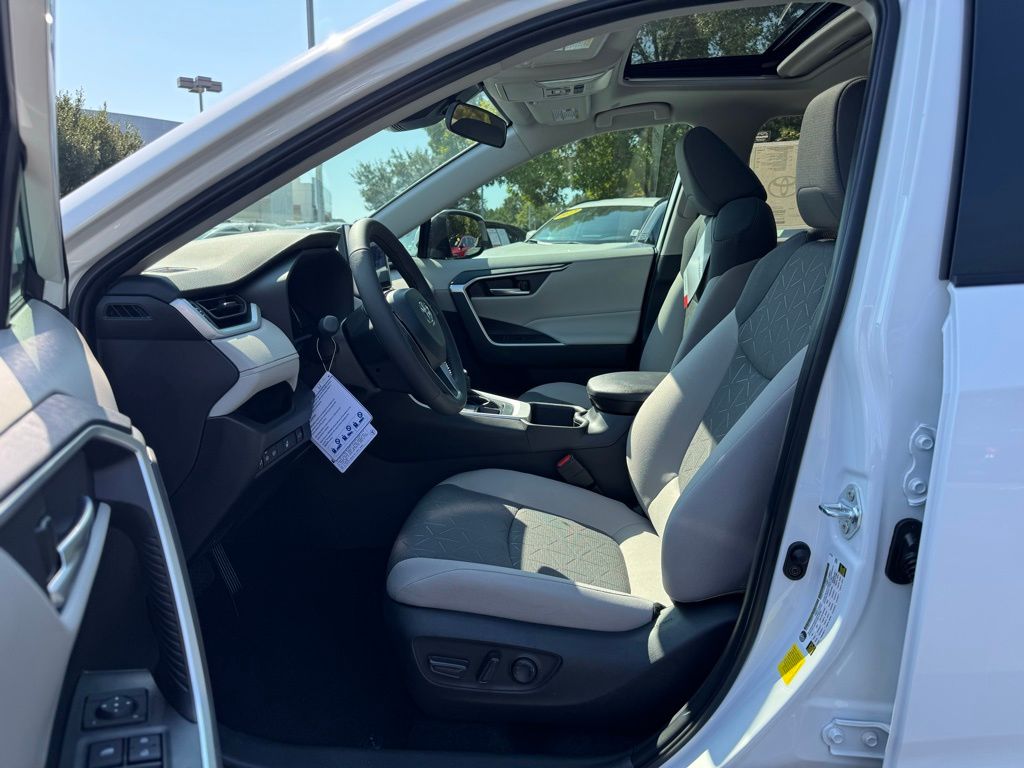 2025 Toyota RAV4 XLE photo 16