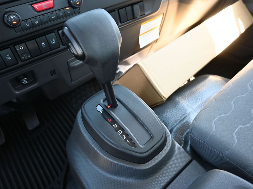 2025 Isuzu NRR 