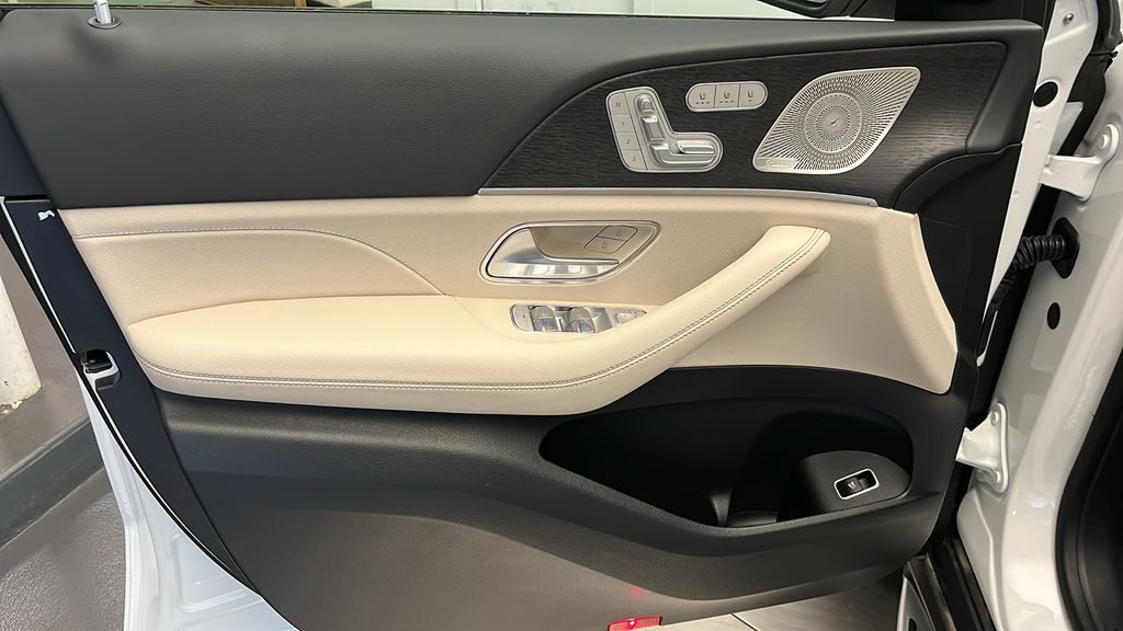 2025 Mercedes-Benz GLS 450 4MATIC 11