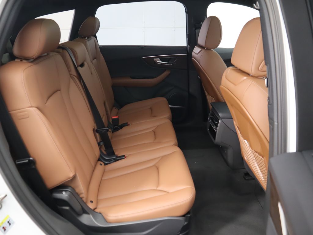 2025 Audi Q7  24