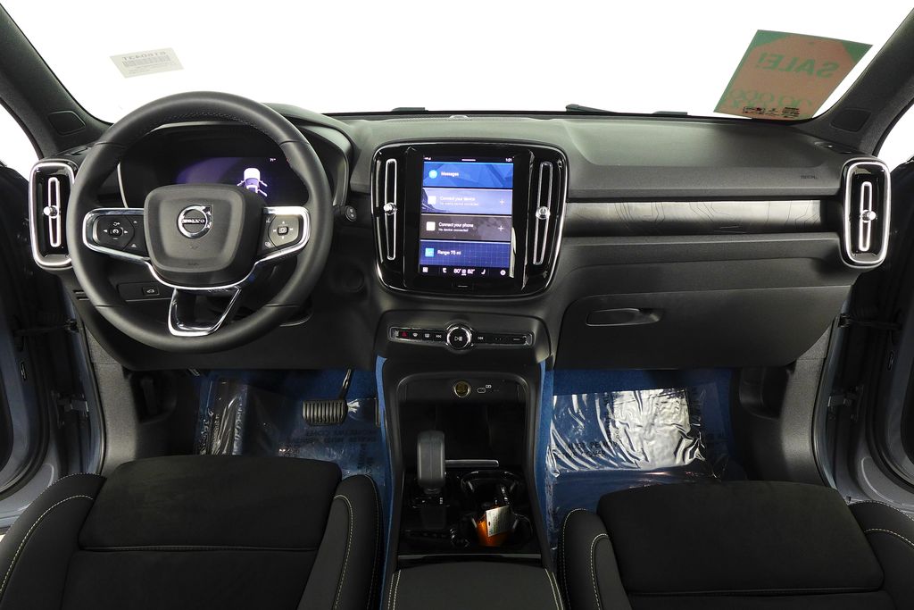 Thumbnail: 2023 Volvo XC40 - 25