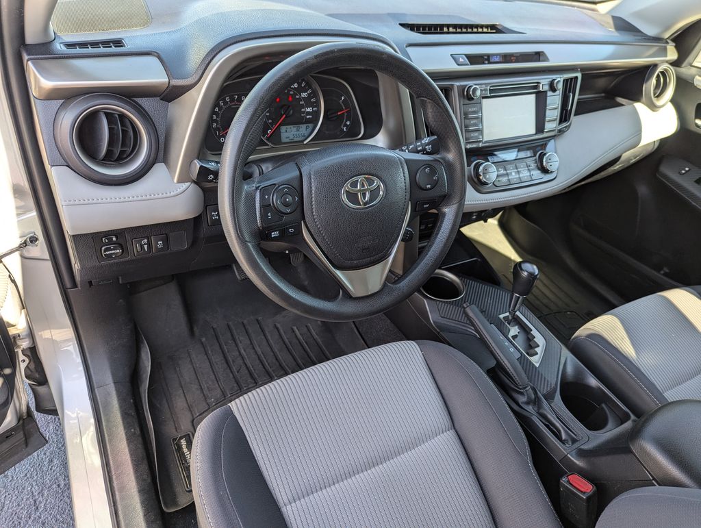 2015 Toyota RAV4 XLE 27