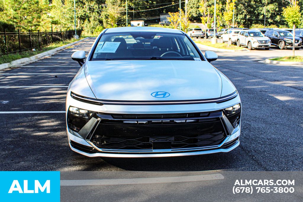 Used 2025 White Hyundai SEL image 9