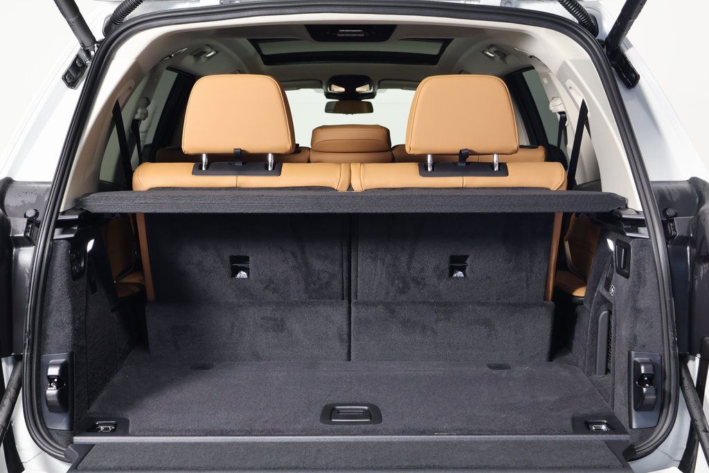 Thumbnail: 2026 BMW X7 - 9