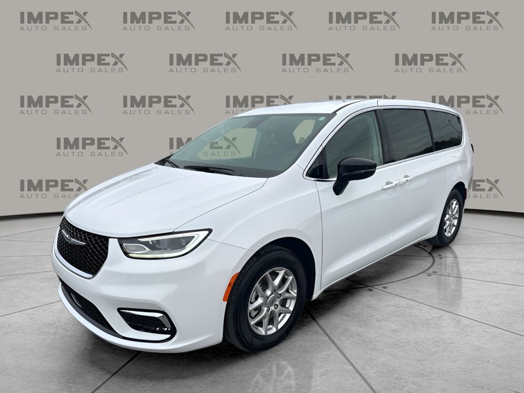 2024 Chrysler Pacifica Touring L's photo