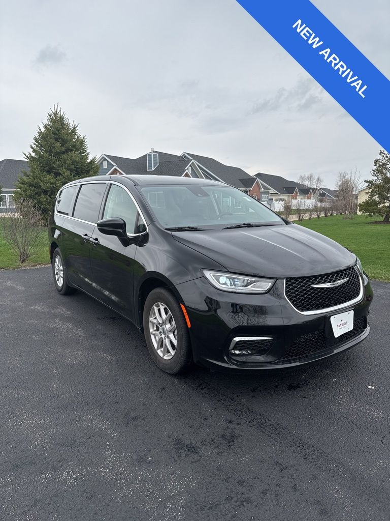 Diamond Black Crystal Pearlcoat 2024 Chrysler Pacifica Touring L FWD Minivan Front-Wheel Drive 9-Speed Automatic