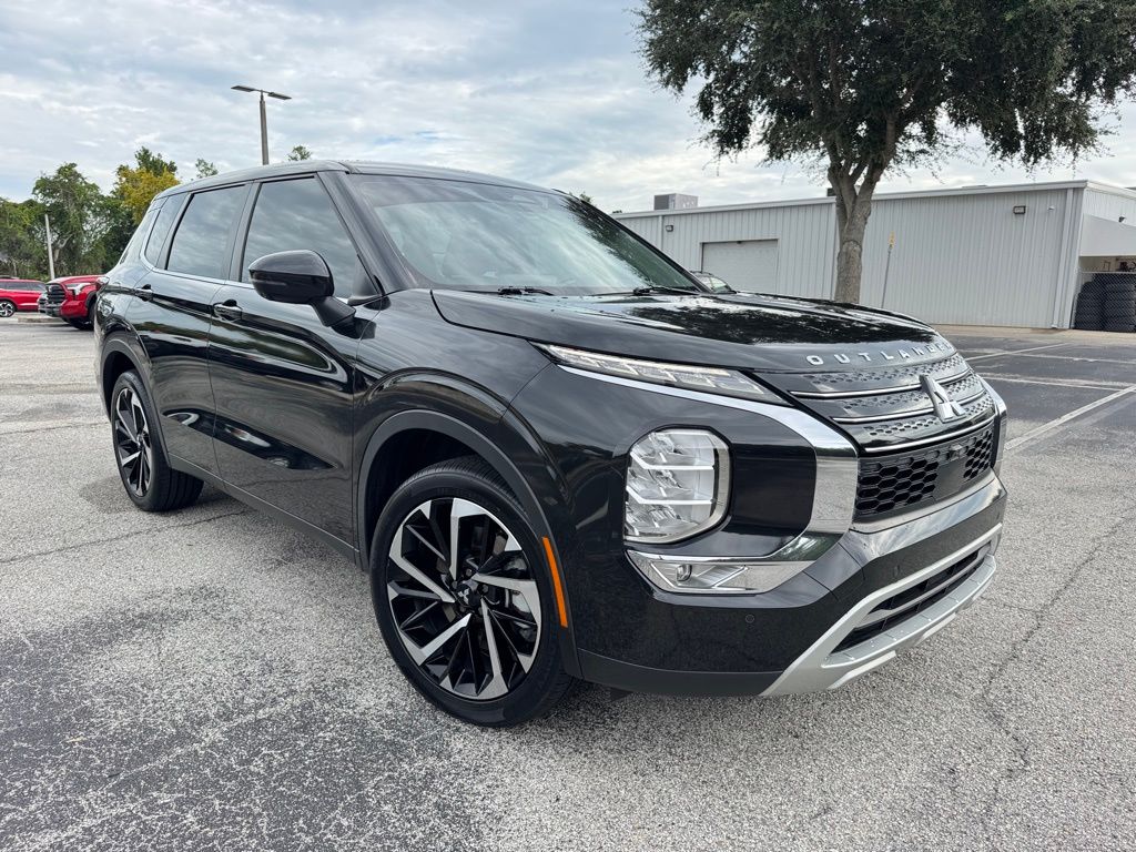 2022 Mitsubishi Outlander SE photo 3