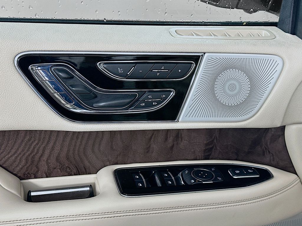 Thumbnail: 2021 Lincoln Navigator - 18