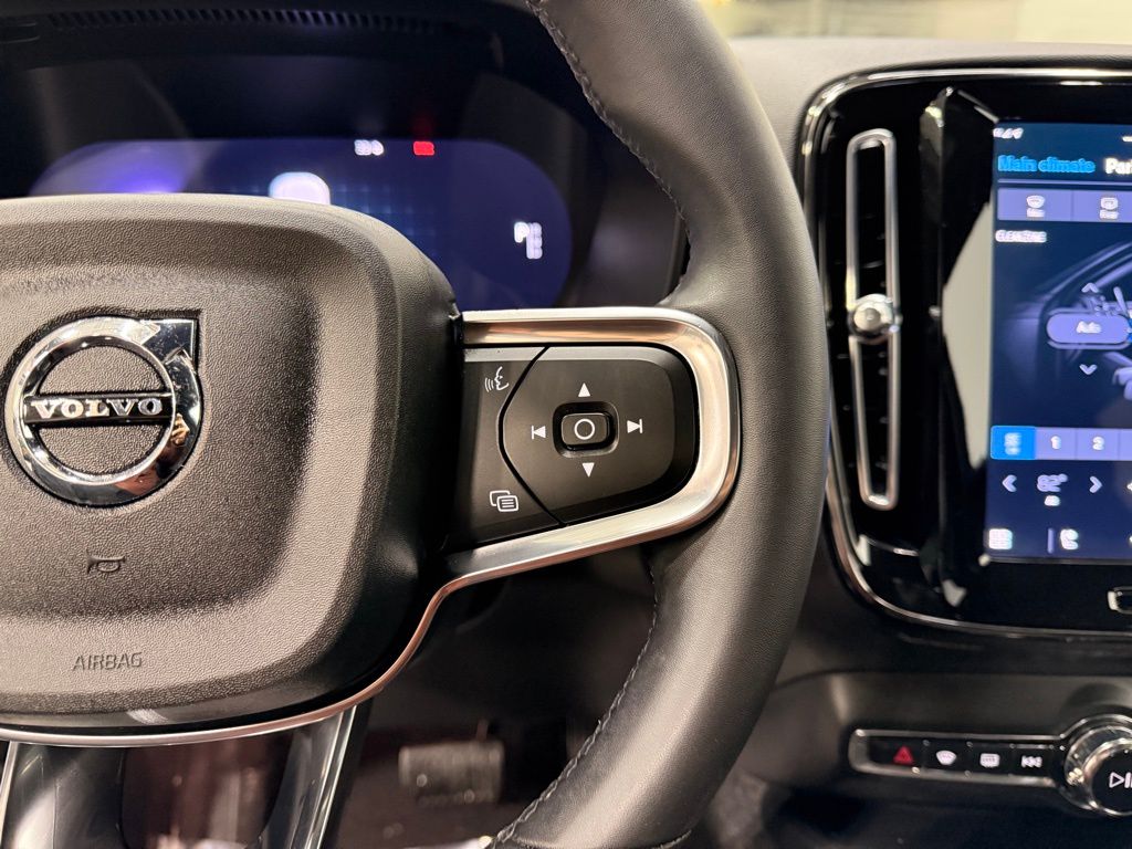 Thumbnail: 2023 Volvo XC40 - 14