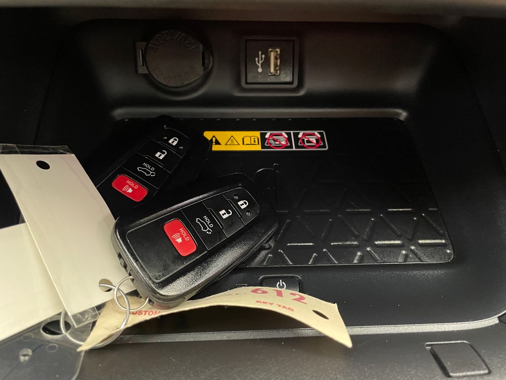 2024 Toyota RAV4 XLE Premium 28
