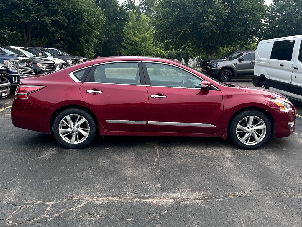 Used 2015 Cayenne Red Nissan 2.5 SL image 4