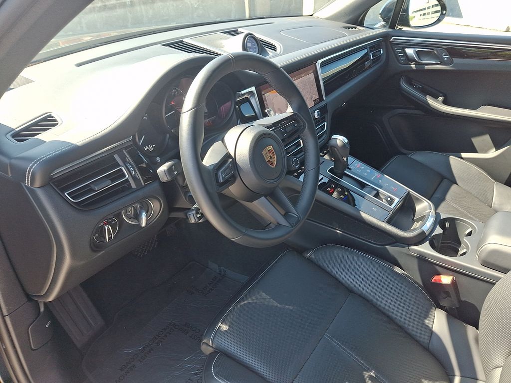 Thumbnail: 2026 Porsche Macan - 4