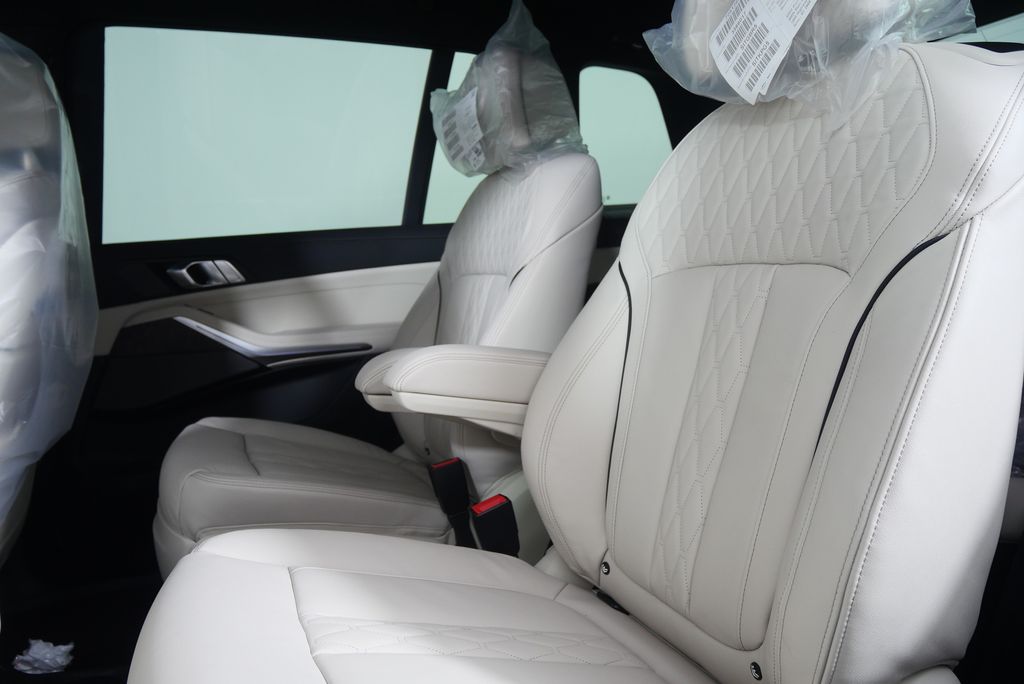 Thumbnail: 2026 BMW X7 - 16