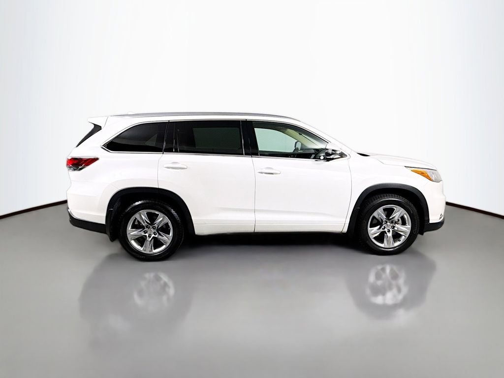 Thumbnail: 2015 Toyota Highlander - 4