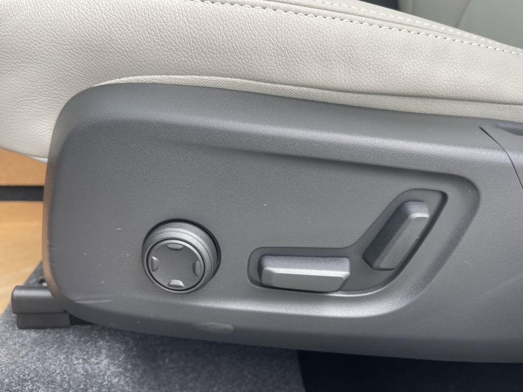 2025 Volvo XC40 B5 Plus Bright Theme photo