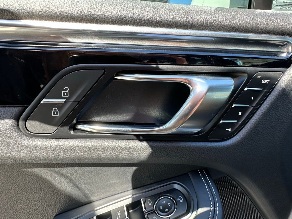 Thumbnail: 2026 Porsche Macan - 19