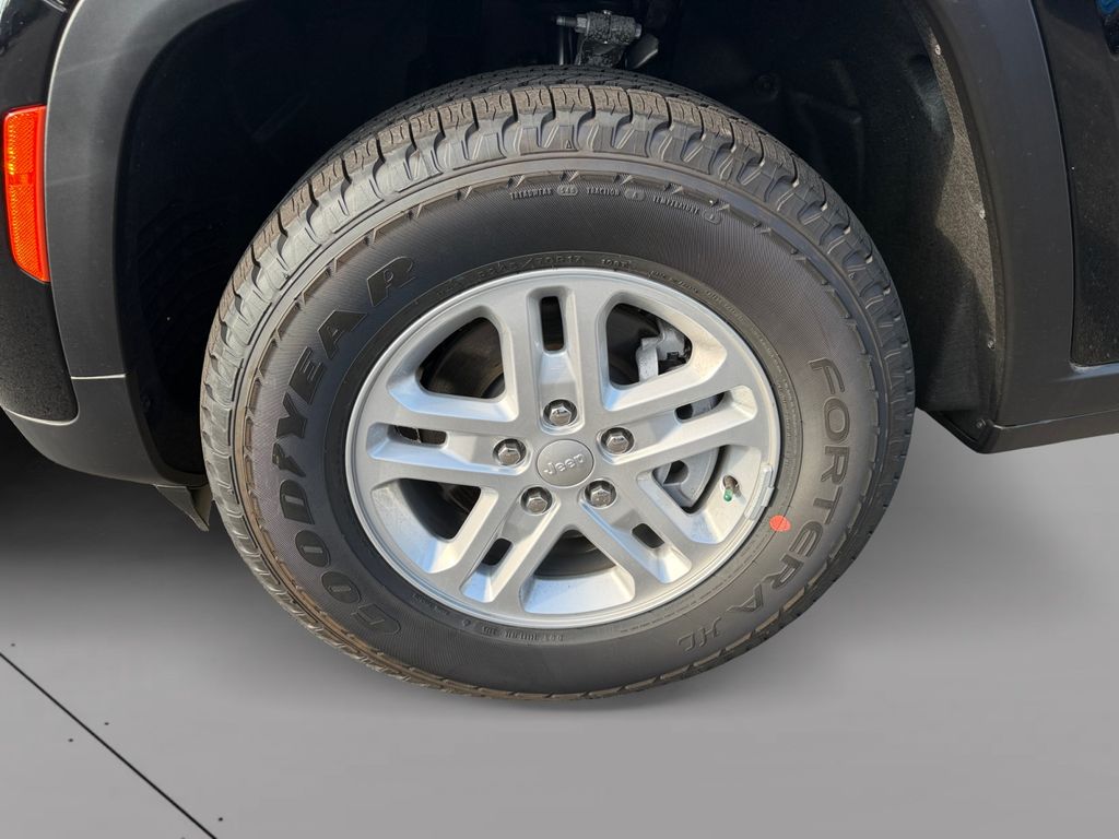 2025 Jeep Grand Cherokee Laredo Black at Spitzer Acura
