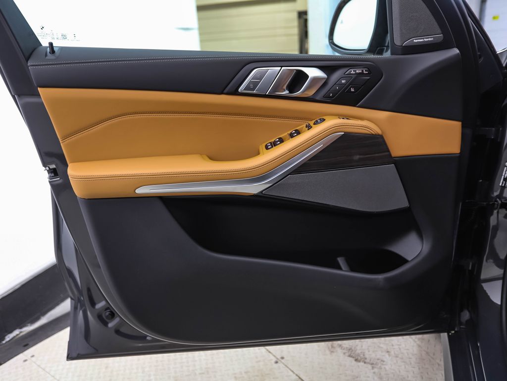 Thumbnail: 2026 BMW X7 - 9