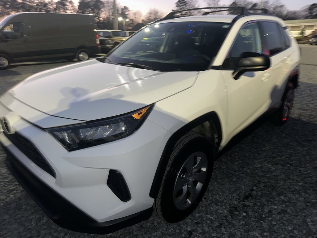2021 Toyota RAV4 LE's photo