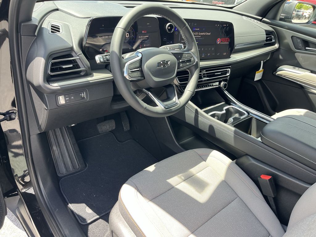 2025 Chevrolet Traverse LT photo