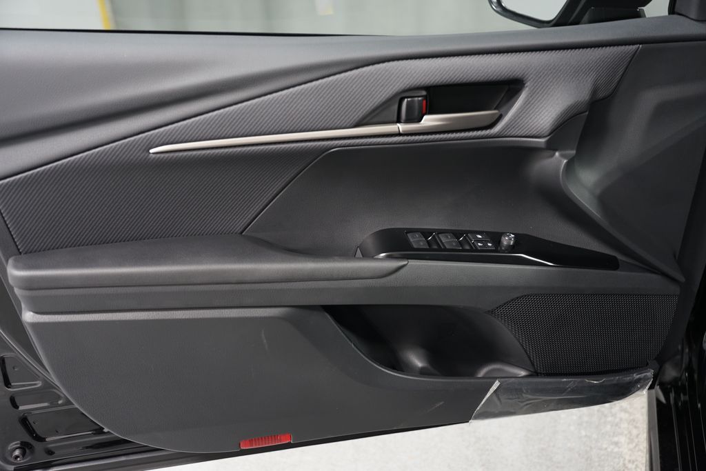 2025 Toyota Camry SE 31